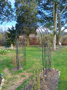 WISFOR Rosenbogen 240x140x37cm Metall Pergola Rankhilfe Rankgitter Torbogen Kunden-Foto 1