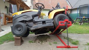 Zvedák na zahradní traktor