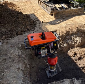 VEVOR Vibrationsstampfer, 6,5 PS Stampfer, kraftstoffbetriebener 196-cc-Grabenstampfer, 3600 lbs Schlagkraft, 26 Zoll max. Verdichtungstiefe, für Erde, Kies, Fundamente, Betonplatten & Fundamente Kunden-Foto 1