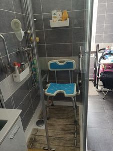 YARDIN Sprchová stolička Sprchová stolička Výškovo nastaviteľná kúpeľňová stolička Kúpeľňová stolička Sprchová lavica Sprchová stolička pre seniorov, s opierkou chrbta a podrúčkami Fotografia od zákazníka č. 1