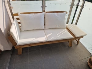 COSTWAY Liegesofa mit klappbaren Seitenlehnen, Sonnenliege Sitzbank Akazienholz mit Auflage, Gartenbank für Garten Terrasse Innenbereich (Weiß) Kunden-Foto 2