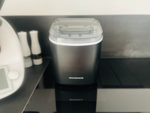 SONGMICS Eiswürfelbereiter tragbar, Eiswürfelmaschine mit Selbstreinigung, 2 Würfelgrößen, für Küche, Camping, Party, schwarz Kunden-Foto 2