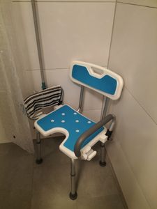 SWANEW Duschhocker Höhenverstellbar Duschstuhl bis 136kg Badhocker Badsitz -mit arm und rückenlehne Anti-Rutsch Kunden-Foto 1