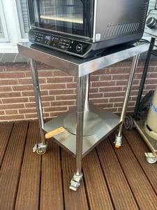 LARS360 mobiler Edelstahl-Arbeitstisch auf 4 Rollen, höhenverstellbar, doppelschichtig, Werkbank & Grillwagen, belastbar bis 300 kg, flexibel für Gastronomie, Event, L 85x61x60 cm Kunden-Foto 1