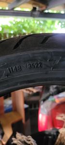 Ein fast 3 Jahre alter Motorradreifen ohne Hinweis auf das Alteri
