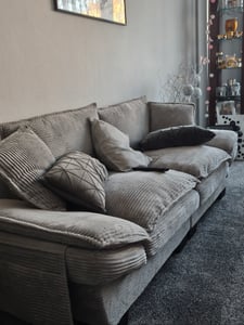 Sofá de dos plazas, modelo "Cord", de 190x73x84 cm, en color gris claro, con puerto USB-C y bolsillos laterales. Sofá ergonómico con amplia superficie de asiento, ideal para el salón Foto del cliente 1