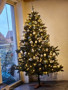 FairyTrees Weihnachtsbaum künstlich 120cm NORDMANNTANNE mit Christbaum Holzständer |  Tannenbaum künstlich mit grünem Stamm |  EU Kunden-Foto 1