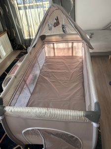 Lit de voyage KIDIZ® pour bébé, pliable, avec matelas 120 x 60 cm, entrée latérale, matelas à langer, moustiquaire, arceau de jeu et sac de transport. Lit d'appoint pour bébé, de la naissance à 15 kg Photo du client 1