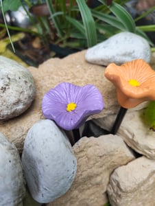 Bienen Trinkstation 4er Set, handgemachte Blumen Vogeltränke, wetterfest für Garten & Balkon, Insekten Tränke für Bienen & Schmetterlinge Kunden-Foto 2