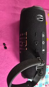 JBL Charge 6, Speakerphone Bluetooth Portable Wireless, 28h de Akku, IP68 wasserdicht, staub- und sturzsicher, Sound Pro mit AI Sound Boost, Auracast Compatible, Pink Kunden-Foto 7