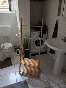 Relaxdays Scala portasciugamani in bambù, 3 barre, 2 ripiani, L x P x A: 134 x 53 x 31,5 cm, pieghevole, portasciugamani da bagno da appoggio, colore naturale Foto del cliente 2