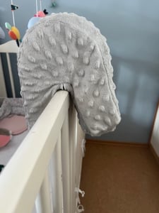 Chránič okrajov postele 90 cm - Mäkká ochrana proti vypadnutiu a pádu pre detské a dojčenské postele, poschodové postele a detské postieľky so snímateľným poťahom Fotografia od zákazníka č. 3