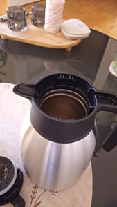 Edelstahl Isolierkanne 1,5 Liter mit Einhandbedienung Kunden-Foto 2