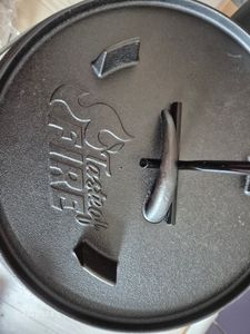 BBQ Dutch Oven Set [7L] – Eingebrannter Feuertopf aus Gusseisen mit Füßen & Deckel – inkl. Deckelheber und Topfständer Kunden-Foto 4