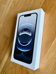 Apple iPhone 16e , 15,5 cm (6.1"), 2532 x 1170 Pixel, 128 GB, 48 MP, iOS 18, Schwarz Kunden-Foto 1