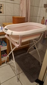 moovkee Babybadewanne mit Gestell 80cm Dunkel Rosa Faltbar mit Thermometer, Badekissen und Abflusssystem – Babywanne für Neugeborene mit Ständer Kunden-Foto 3