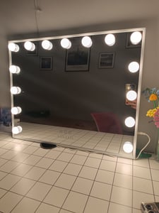 Specchio Da Toeletta Hollywood Con Luci 58x46 Cm: 15 Lampadine LED Con 3 Tonalità Regolabili E Porta USB