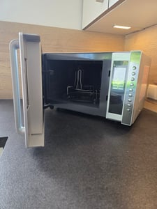 Mikrovlnná rúra MEDION 3 v 1 s funkciou grilu a konvekcie (23 litrov, 900 W, 1 000 W gril, 1 680 W konvekcia, 10 automatických programov, funkcia rozmrazovania, displej, MD11493) čierna Fotografia od zákazníka č. 3
