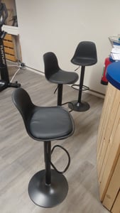 FURNIFY® 2er Set Barhocker ASTA | Höhenverstellbarer Kunstleder-Barstuhl mit Rückenlehne | Schwarz Kunden-Foto 1