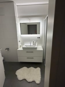EMKE LED Badspiegel 100x60cm mit Beleuchtung & Antibeschlag, Wandspiegel mit Mechanischem Schalter Badezimmerspiegel 3000K/6500K Lichtfarben Kunden-Foto 2