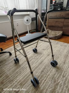Deambulatore pieghevole, deambulatore leggero, deambulatore regolabile in altezza per anziani, sedia da passeggio stabile, ausilio per la cura antiscivolo, modello a 4 ruote Foto del cliente 1
