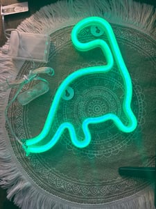 Neolia Neon Dinosaurier an der Wand - Wanddekoration, Wandlampe. Nachtlicht Leuchtreklame Schild Grün Kunden-Foto 1