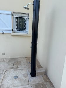 KESSER® Doccia da giardino solare Doccia solare ad arco con cappuccio protettivo | Acqua calda max. 60 °C Doccia da piscina Campeggio | Soffione a pioggia e rubinetto | Attacco per tubo da giardino Foto del cliente 2