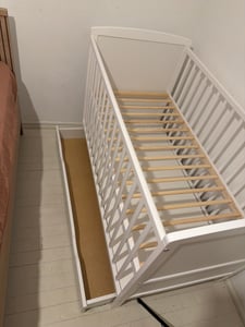 Babybett Leo 60×120 cm mit Schublade, Sofafunktion, verstellbarem Lattenrost und herausnehmbaren Sprossen (ohne Matratze) Kunden-Foto 2