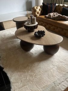 LUNI Couchtisch mit organischer Tischplatte aus Travertin und Kugelbeinen, 90 x 30 x 65 cm, Braun/Beige - Moderner Wohnzimmertisch, Couchtisch Massiv Holz, Coffee Table, Design-Highlight Kunden-Foto 1