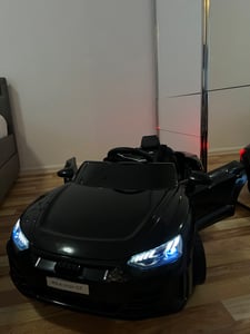 Audi RS e-tron GT  Kinderauto Kinder Elektroauto 12V mit Musik，breitem Sitz, verstellbarem Sicherheitsgurt Schwarz Kunden-Foto 11