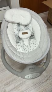 MoMi KENANI – Elektrische Babywippe mit Bluetooth, Fernbedienung & Musik, 5 Stufen – inkl. Moskitonetz – Hellgrau Kunden-Foto 1
