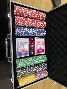 Set da poker 300 fiches con valigetta – Valigetta da poker completa con carte e dadi Foto del cliente 1