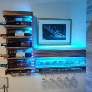 Yorbay portabottiglie in legno fiammato, bar a parete con porta tappi, per bicchieri da vino, bicchieri da whisky, porta bottiglie casa bar, vintage, regalo Foto del cliente 1