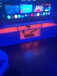 Mobile TV Merax da 160 cm con luce LED tramite app, mobile TV basso con 2 armadi e 8 ripiani, MDF con ripiani in vetro, per TV fino a 70 pollici, bianco lucido Foto del cliente 1