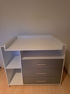 Infantastic® Wickelkommode - Mit Wickelauflage, 3 Schubladen, 3 Fächer, 113x53x101,6 cm, in MDF, Weiß/Grau/Sonoma - Baby Kommode, Wickelregal, Wickeltisch, Wickelschrank mit Wickelaufsatz (Grau-weiß) Kunden-Foto 1