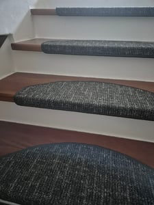 Floordirekt Stufenmatten Alto, Treppenschutz Stufenmatten in halbrund, rutschhemmend mit Winkelschiene & Klebestreifen, Treppenmatte innen - beige Kunden-Foto 4