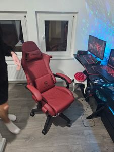 GTPLAYER Gaming-Stuhl ACE PRO, Ergonomischer Bürostuhl Neigbare Armlehnen Mit Fußstütze, Hi-Fi Lautsprecher, Beeindruckende Klang-atmosphäre, Rotwein Kunden-Foto 1