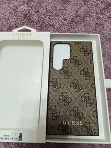 Guess 4G Metal Gold Logo Hülle Für Samsung Galaxy S24 Ultra - Braun Kunden-Foto 2