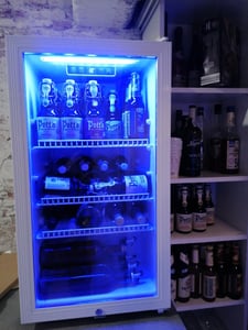 PKM GKS90CW Flaschenkühlschrank Getränkekühlschrank, Display & Touch Control, LED-Beleuchtung, 89 Liter Kunden-Foto 1