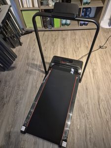 FunLife F1 Walking Pad klappbar – 3-in-1 Untertisch Laufband mit Haltegriff, 1–8 km/h, kompakt & leise für Zuhause, Büro & Homeoffice Kunden-Foto 7