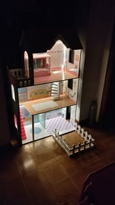 Grande maison de poupées en bois 123 cm - éclairage LED, jardin, meubles inclus Photo du client 2