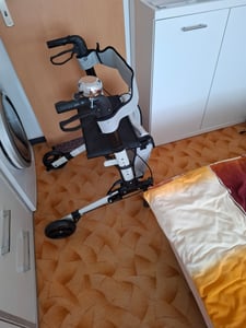 AREBOS Ľahký hliníkový rolátor | Skladací cestovný rolátor so 6 polohami nastavenia výšky | s držiakom na palicu a nákupnou taškou | Pomôcka na chôdzu sivá Fotografia od zákazníka č. 4