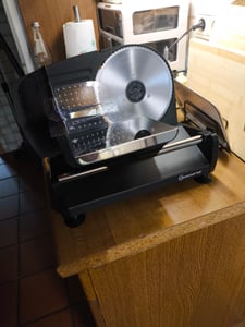 Krajalnica Sommertal AS190 DUAL 200 W ostrze ze stali nierdzewnej z ząbkowaną krawędzią i gładką krawędzią, oszczędzająca miejsce, elektryczna krajalnica do chleba, profesjonalna krajalnica Modern 0-15mm Zdjęcie produktu od klienta nr 1