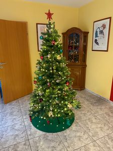 Black Box Trees Nagoya Weihnachtsbaum - Weihnachten Dekoration für den Innenbereich - Weihnachtsdeko mit 1448 Ästen - Künstlicher Baum mit Schneeoptik - H210 x Ø115 cm - Grün Kunden-Foto 1