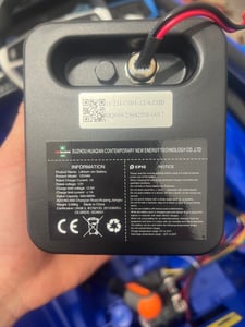 BMW M4 Competition Kinder Elektroauto 12V (1–5 Jahre) – Offiziell Lizenziert, mit Fernbedienung, EVA-Reifen, Bluetooth & Ledersitz – Kinder Elektrofahrzeug – Schwarz Kunden-Foto 1