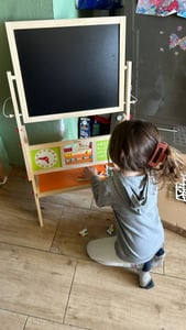Velká oboustranná vzdělávací tabule: magnetická a křídová - k mazání na sucho, dřevěná Fotografie od zákazníka č. 3