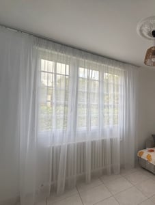 Firana woalowa biała 300x260 cm z wielofunkcyjną taśmą marszczącą - Elegancka, Łatwa w pielęgnacji, Półprzezroczysta, Gotowa do zawieszenia Zdjęcie produktu od klienta nr 4