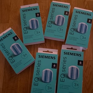 SIEMENS TZ80002 18 Stück Entkalkungstabletten für alle EQ + surpresso  Kaffeevollautomaten TZ80002A, Effektive Entkalkung für Kaffeemaschinen. Wartungsset für optimale Leistung. Kaffeevollautomaten Zubehör Kunden-Foto 1