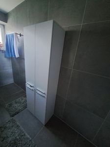 CDF Bad-Hochschrank NEL 2K DD | Farbe: Weiß | Modernes Badregal | Stauraumschrank | Geräumige Einlegeböden | Türen | Einfache Montage | 2 Wäschekörbe | Stilvolle Griffe Kunden-Foto 1