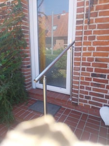 NAIZY Edelstahl Handlauf Geländer mit 2 Pfosten für Brüstung Treppen Balkon (150 cm, ohne Querstreben) Kunden-Foto 2